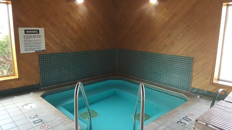 Americas Best Value Inn Chippewa Falls Pool