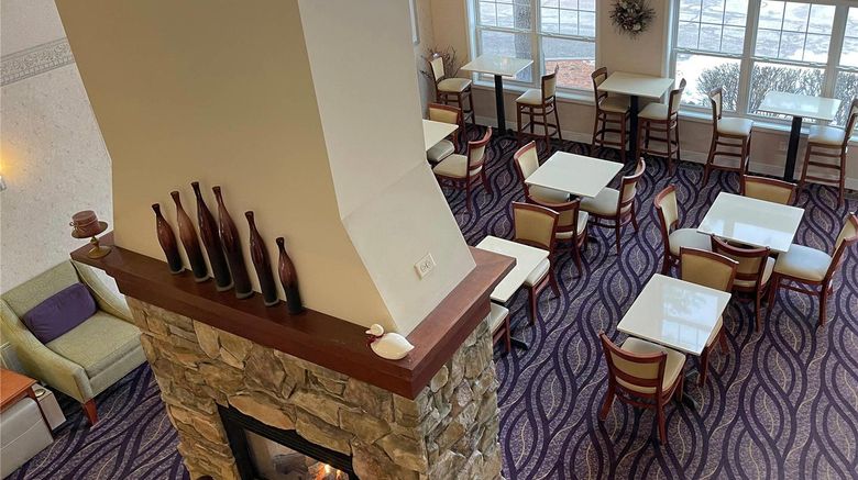<b>Smart Suites Burlington Restaurant</b>. Images powered by <a href="https://iceportal.shijigroup.com/" title="IcePortal" target="_blank">IcePortal</a>.