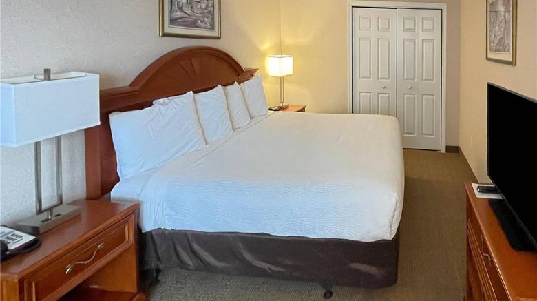 <b>Smart Suites Burlington Suite</b>. Images powered by <a href="https://iceportal.shijigroup.com/" title="IcePortal" target="_blank">IcePortal</a>.