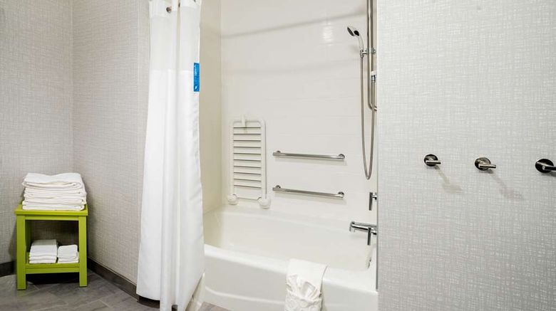 <b>Hampton Inn Riverside March Air Reserve Room</b>. Images powered by <a href="https://iceportal.shijigroup.com/" title="IcePortal" target="_blank">IcePortal</a>.