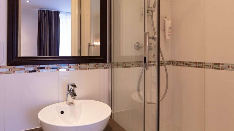 <b>Apolonoa Montmartre, Sure Hotel Coll BW Room</b>. Images powered by <a href="https://iceportal.shijigroup.com/" title="IcePortal" target="_blank">IcePortal</a>.