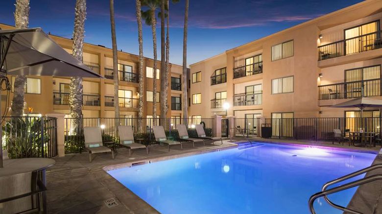<b>Sonesta Select Huntington Beach Pool</b>. Images powered by <a href="https://iceportal.shijigroup.com/" title="IcePortal" target="_blank">IcePortal</a>.