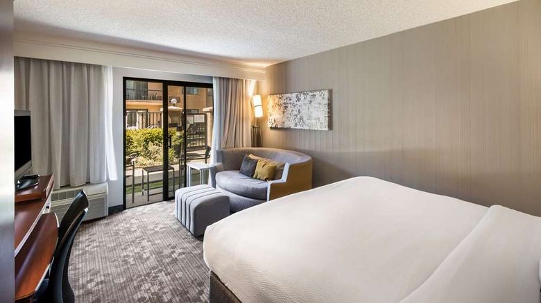 <b>Sonesta Select Huntington Beach Room</b>. Images powered by <a href="https://iceportal.shijigroup.com/" title="IcePortal" target="_blank">IcePortal</a>.