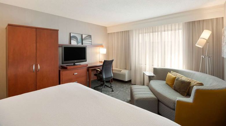 <b>Sonesta Select Huntington Beach Suite</b>. Images powered by <a href="https://iceportal.shijigroup.com/" title="IcePortal" target="_blank">IcePortal</a>.
