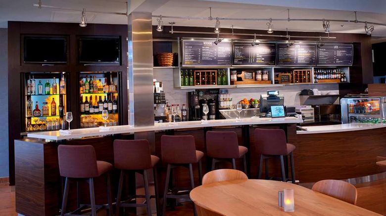 <b>Sonesta Select Kansas City Airport Restaurant</b>. Images powered by <a href="https://iceportal.shijigroup.com/" title="IcePortal" target="_blank">IcePortal</a>.