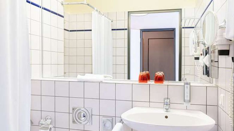 <b>Victor's Residenz-Hotel Gummersbach Room</b>. Images powered by <a href="https://iceportal.shijigroup.com/" title="IcePortal" target="_blank">IcePortal</a>.