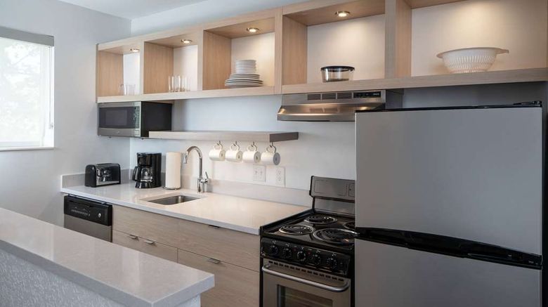 <b>Sonesta Simply Suites Falls Church Suite</b>. Images powered by <a href="https://iceportal.shijigroup.com/" title="IcePortal" target="_blank">IcePortal</a>.