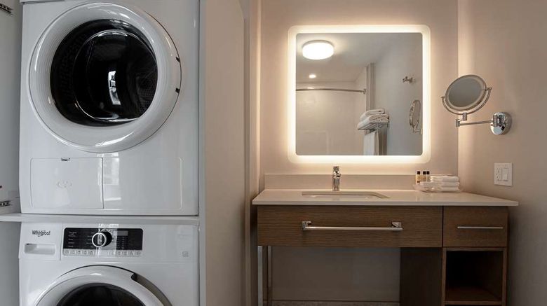<b>Hampton by Hilton Montreal Downtown Room</b>. Images powered by <a href="https://iceportal.shijigroup.com/" title="IcePortal" target="_blank">IcePortal</a>.