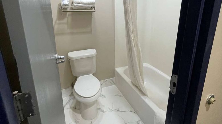 <b>Baymont by Wyndham Adairsville Room</b>. Images powered by <a href="https://iceportal.shijigroup.com/" title="IcePortal" target="_blank">IcePortal</a>.