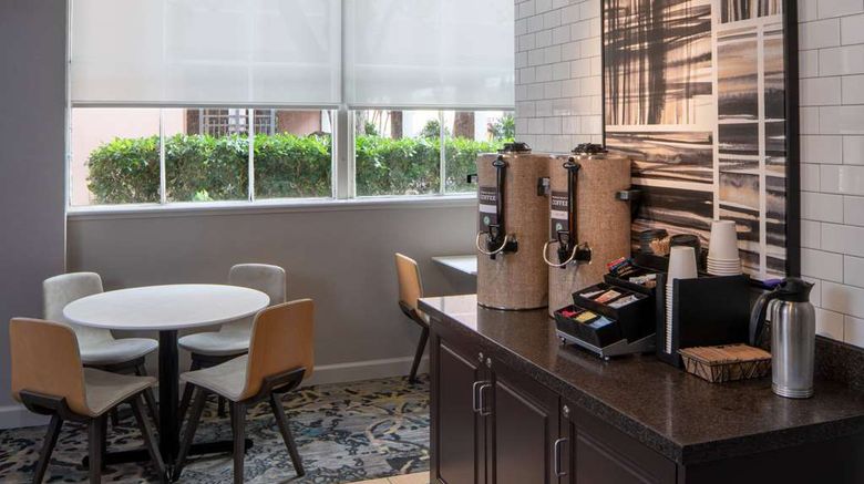 <b>Sonesta ES Suites NO Convention Center Restaurant</b>. Images powered by <a href="https://iceportal.shijigroup.com/" title="IcePortal" target="_blank">IcePortal</a>.
