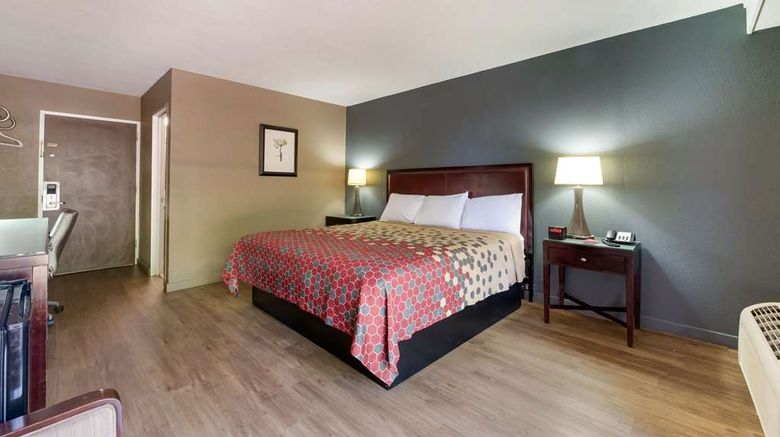 <b>Econo Lodge High Point Room</b>. Images powered by <a href="https://iceportal.shijigroup.com/" title="IcePortal" target="_blank">IcePortal</a>.