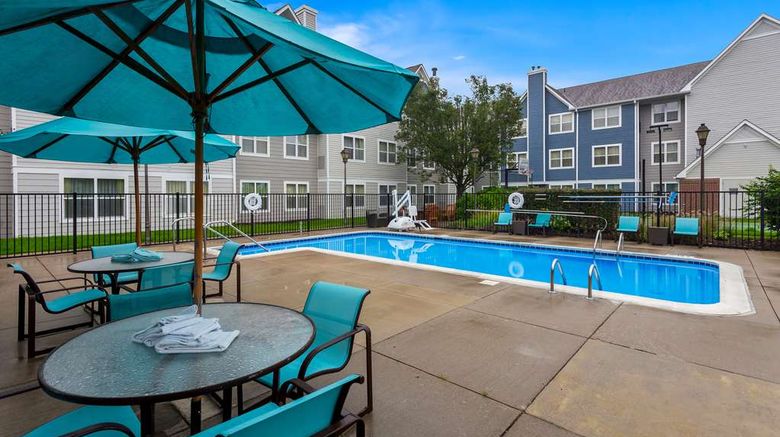 <b>Sonesta ES Suites Charleston Pool</b>. Images powered by <a href="https://iceportal.shijigroup.com/" title="IcePortal" target="_blank">IcePortal</a>.