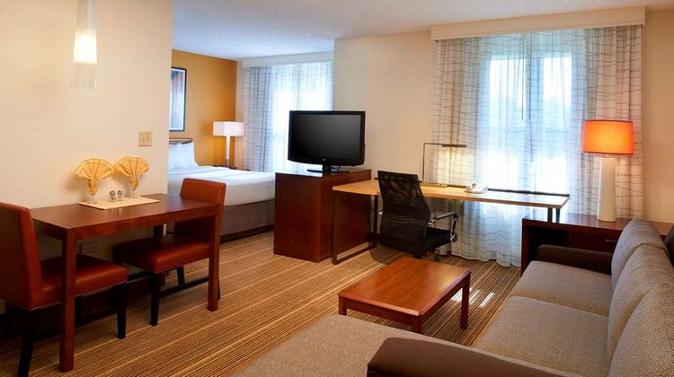 Sonesta ES Suites Chicago Waukegan Gurne Suite