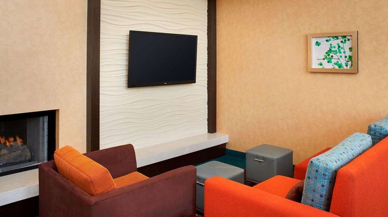 <b>Sonesta ES Suites Chicago Waukegan Gurne Lobby</b>. Images powered by <a href="https://iceportal.shijigroup.com/" title="IcePortal" target="_blank">IcePortal</a>.