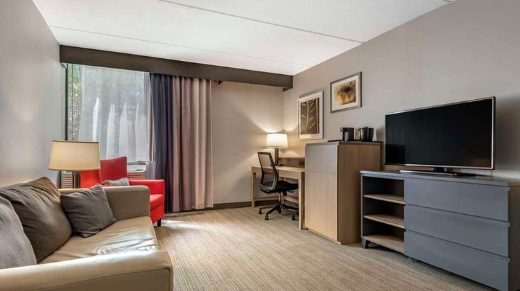 Comfort Inn & Suites Syracuse N. Airport Suite