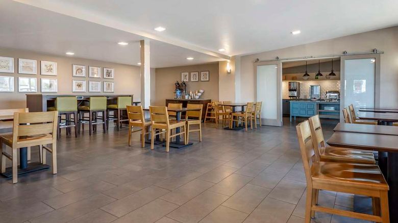 <b>Comfort Inn & Suites Syracuse N. Airport Restaurant</b>. Images powered by <a href="https://iceportal.shijigroup.com/" title="IcePortal" target="_blank">IcePortal</a>.