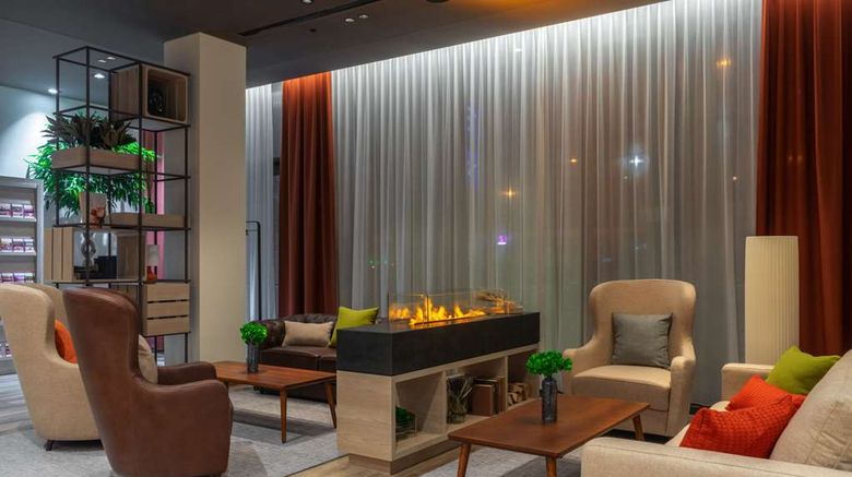 <b>IntercityHotel Budapest Lobby</b>. Images powered by <a href="https://iceportal.shijigroup.com/" title="IcePortal" target="_blank">IcePortal</a>.