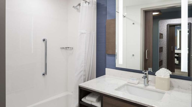<b>Hilton Garden Inn Madison Downtown Room</b>. Images powered by <a href="https://iceportal.shijigroup.com/" title="IcePortal" target="_blank">IcePortal</a>.