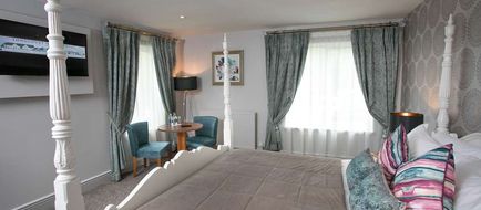 Longcourt House Hotel Room