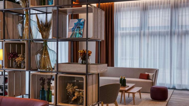 <b>IntercityHotel Wiesbaden Lobby</b>. Images powered by <a href="https://iceportal.shijigroup.com/" title="IcePortal" target="_blank">IcePortal</a>.