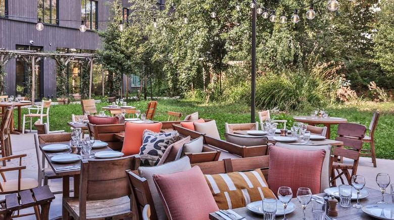 <b>MOB House Paris Saint-Ouen Restaurant</b>. Images powered by <a href="https://iceportal.shijigroup.com/" title="IcePortal" target="_blank">IcePortal</a>.