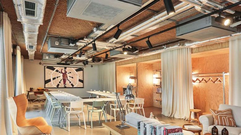 <b>MOB House Paris Saint-Ouen Meeting</b>. Images powered by <a href="https://iceportal.shijigroup.com/" title="IcePortal" target="_blank">IcePortal</a>.