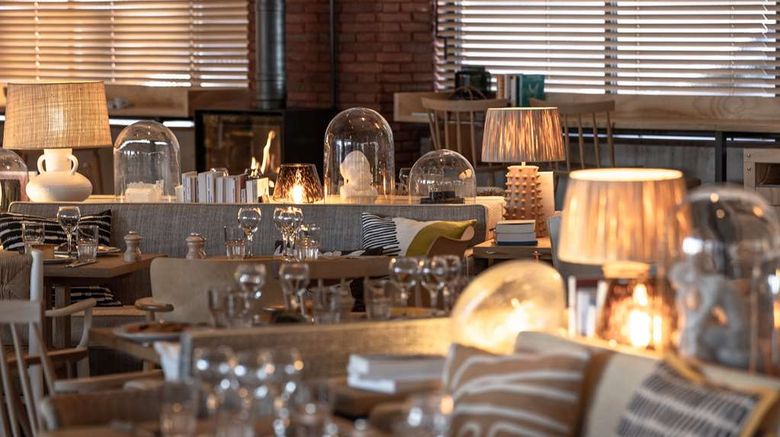 <b>MOB House Paris Saint-Ouen Restaurant</b>. Images powered by <a href="https://iceportal.shijigroup.com/" title="IcePortal" target="_blank">IcePortal</a>.