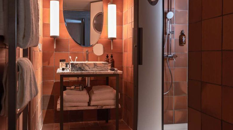 <b>MOB House Paris Saint-Ouen Room</b>. Images powered by <a href="https://iceportal.shijigroup.com/" title="IcePortal" target="_blank">IcePortal</a>.