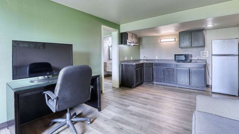 <b>Suburban Studios Suite</b>. Images powered by <a href="https://iceportal.shijigroup.com/" title="IcePortal" target="_blank">IcePortal</a>.