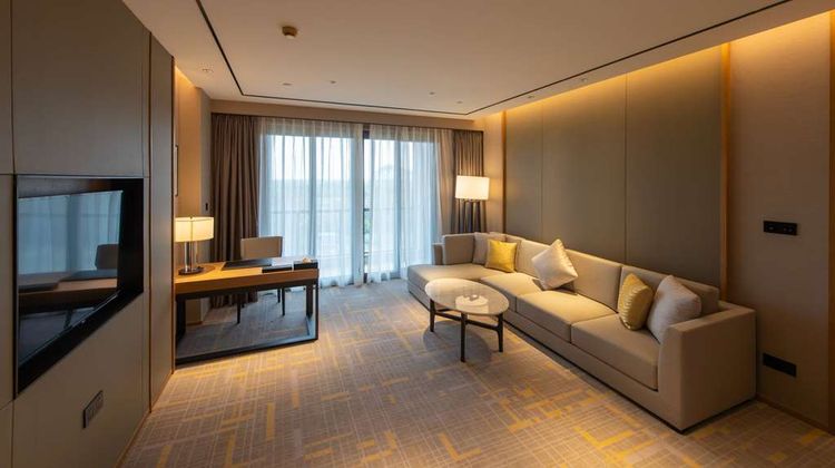 Howard Johnson by Wyndham Glory Plaza Suite