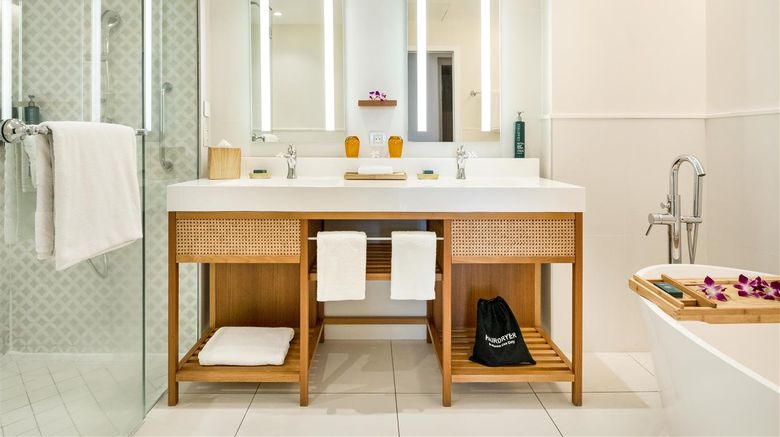 <b>Hilton Tahiti Resort Room</b>. Images powered by <a href="https://iceportal.shijigroup.com/" title="IcePortal" target="_blank">IcePortal</a>.