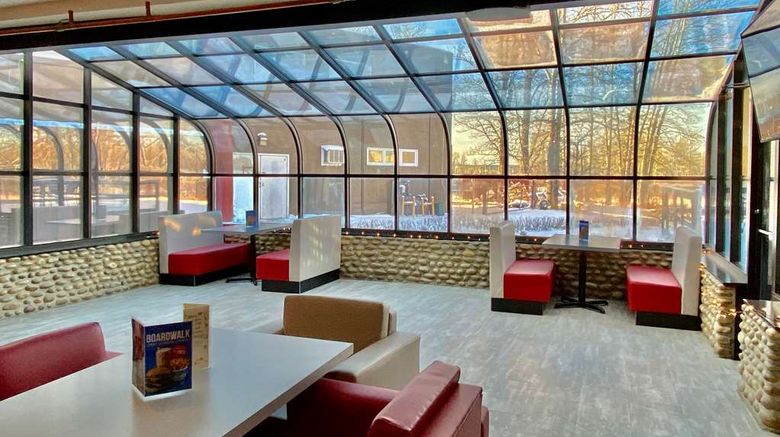 <b>Ramada by Wyndham Whitecourt Restaurant</b>. Images powered by <a href="https://iceportal.shijigroup.com/" title="IcePortal" target="_blank">IcePortal</a>.