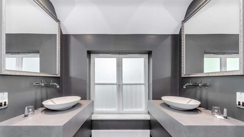 <b>Gorse Hill Suite</b>. Images powered by <a href="https://iceportal.shijigroup.com/" title="IcePortal" target="_blank">IcePortal</a>.