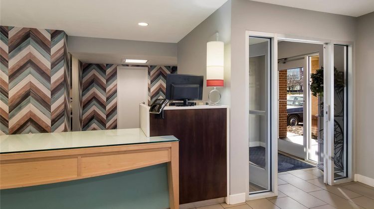 MainStay Suites Omaha Old Mill Lobby