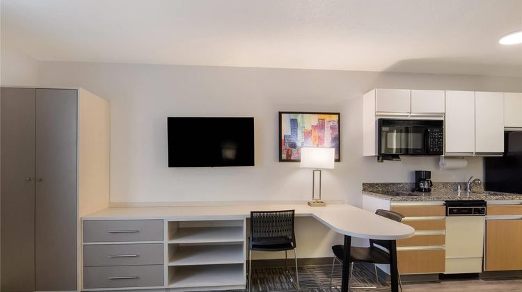 MainStay Suites Omaha Old Mill Room