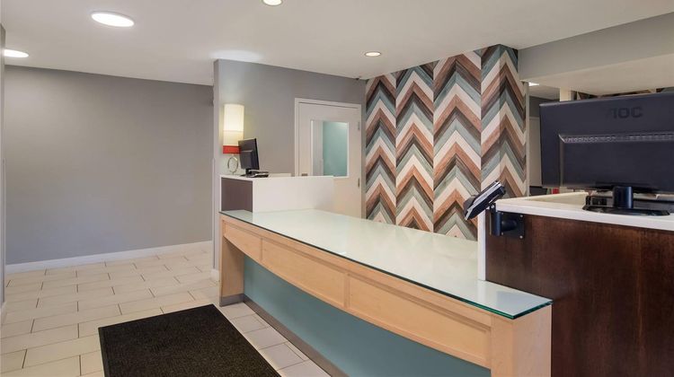 MainStay Suites Omaha Old Mill Lobby