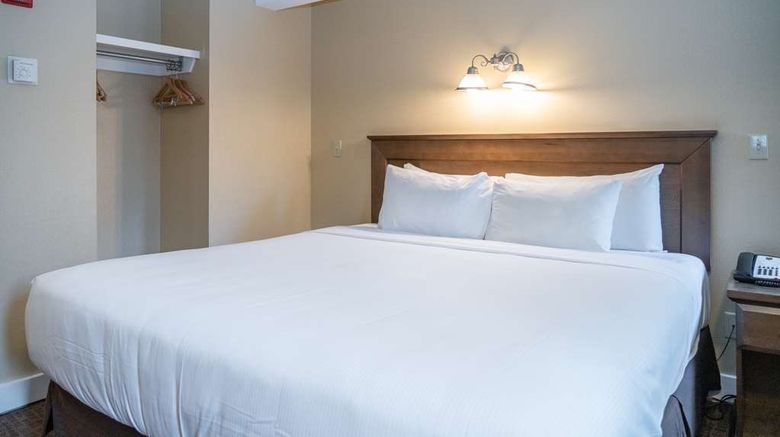 <b>Irwin's Mountain Inn Room</b>. Images powered by <a href="https://iceportal.shijigroup.com/" title="IcePortal" target="_blank">IcePortal</a>.