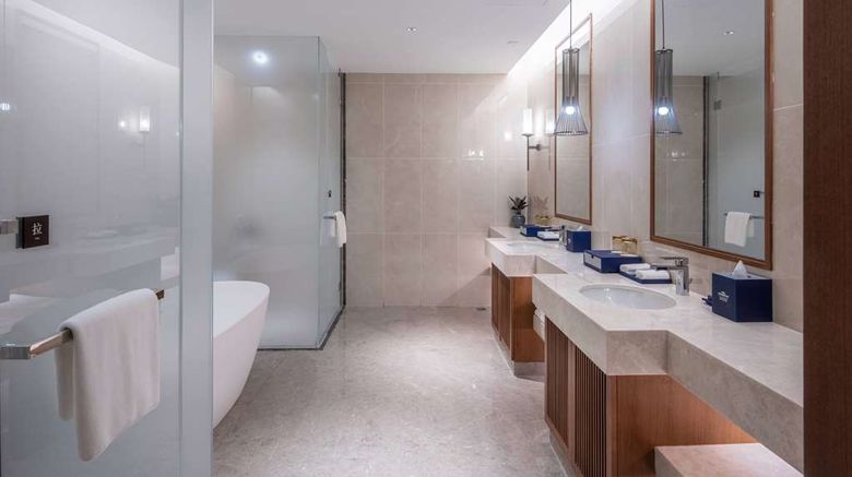 <b>Howard Johnson The Bund Hotel Gasa Suite</b>. Images powered by <a href="https://iceportal.shijigroup.com/" title="IcePortal" target="_blank">IcePortal</a>.