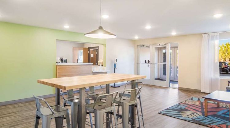 WoodSpring Suites Campfield Commons Lobby