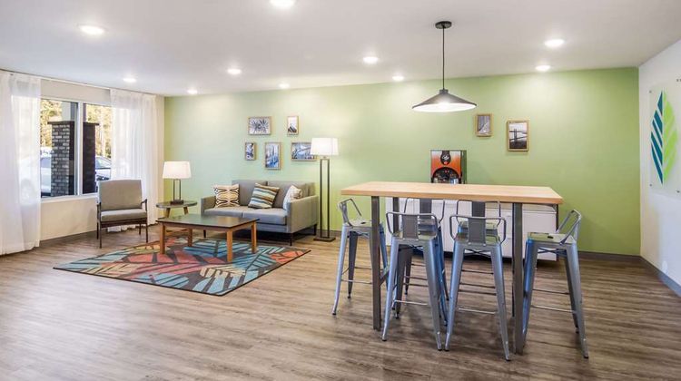 WoodSpring Suites Campfield Commons Lobby