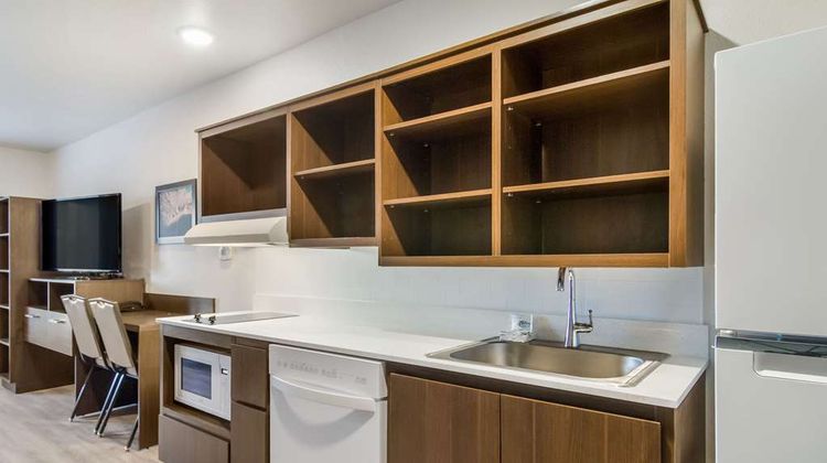 WoodSpring Suites Campfield Commons Room