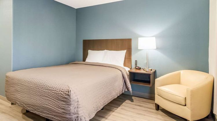 WoodSpring Suites Campfield Commons Room