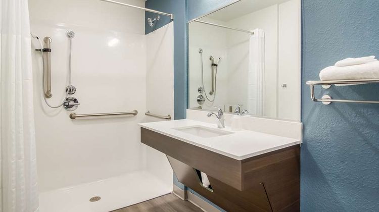 WoodSpring Suites Campfield Commons Room