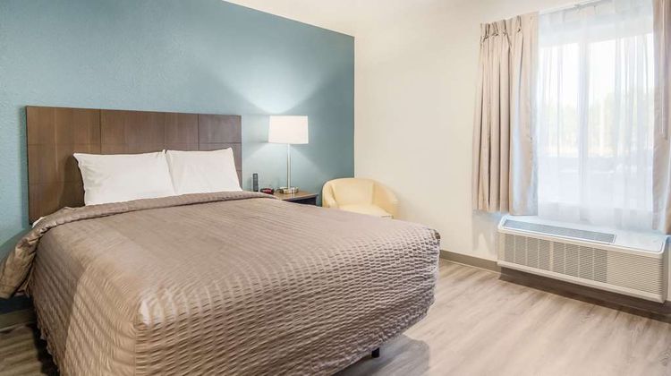 WoodSpring Suites Campfield Commons Room