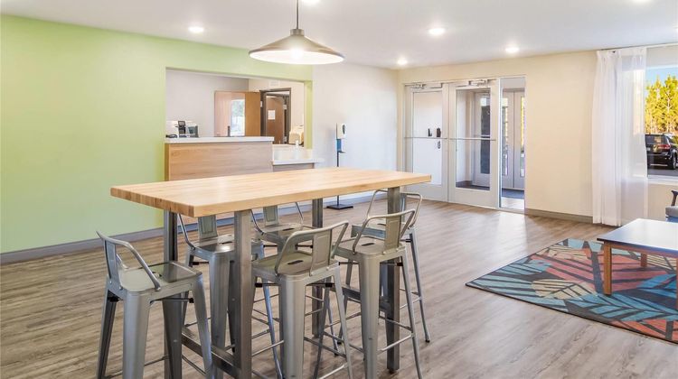 WoodSpring Suites Campfield Commons Lobby