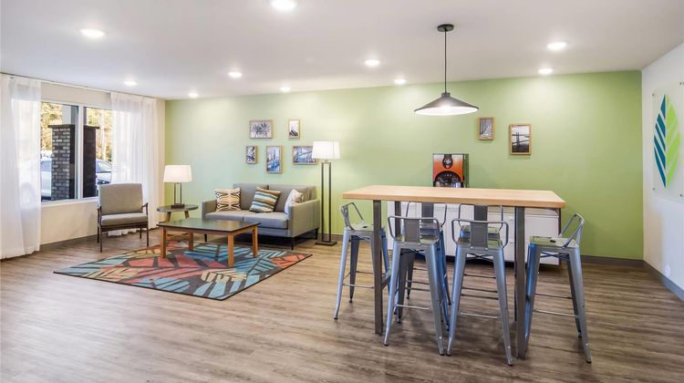 WoodSpring Suites Campfield Commons Lobby