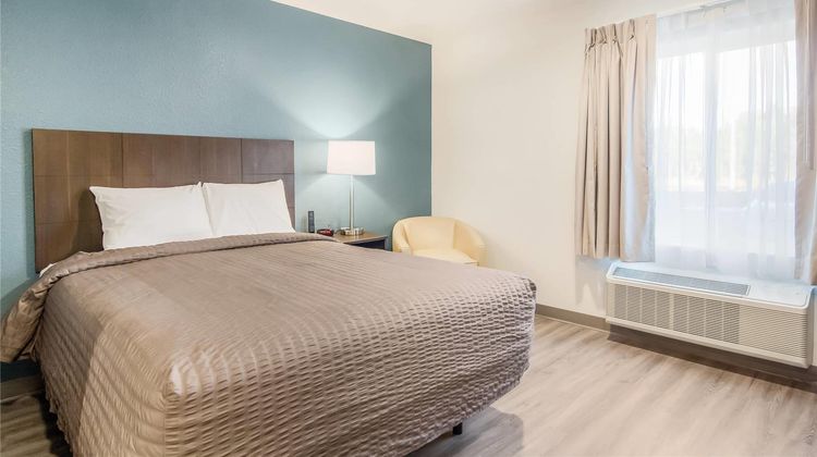 WoodSpring Suites Campfield Commons Room