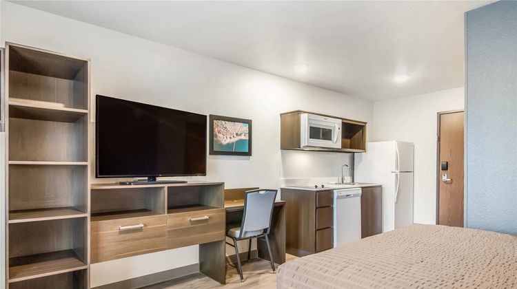 WoodSpring Suites Campfield Commons Room