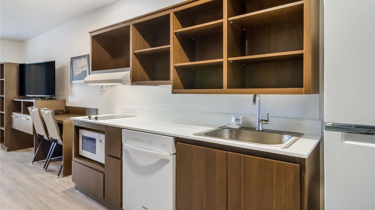 WoodSpring Suites Campfield Commons Room