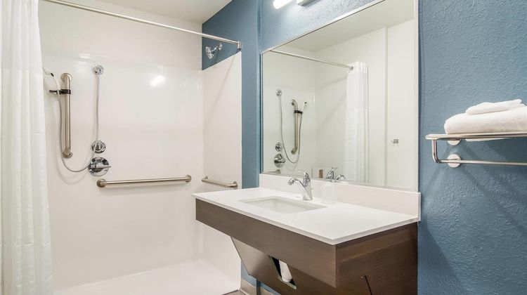 WoodSpring Suites Campfield Commons Room